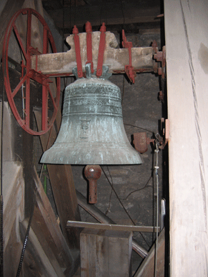 Eine der beiden groen Glocken im Turm - die Kunst des Glockengieens und beeindruckende Mechanik