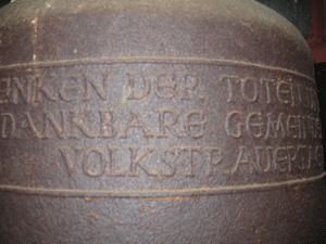 Die Inschrift einer der Glocken weist auf den Volkstrauertag hin 