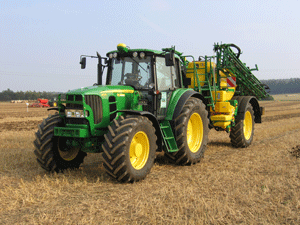 Traktor mit angehngter Spritze  -  um Ausbringen von Pflanzenschutzmitteln