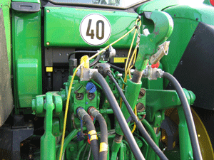 Heck eines Traktors mit Pneumatikschluchen zur Steuerung der gezogenen Landtechnik